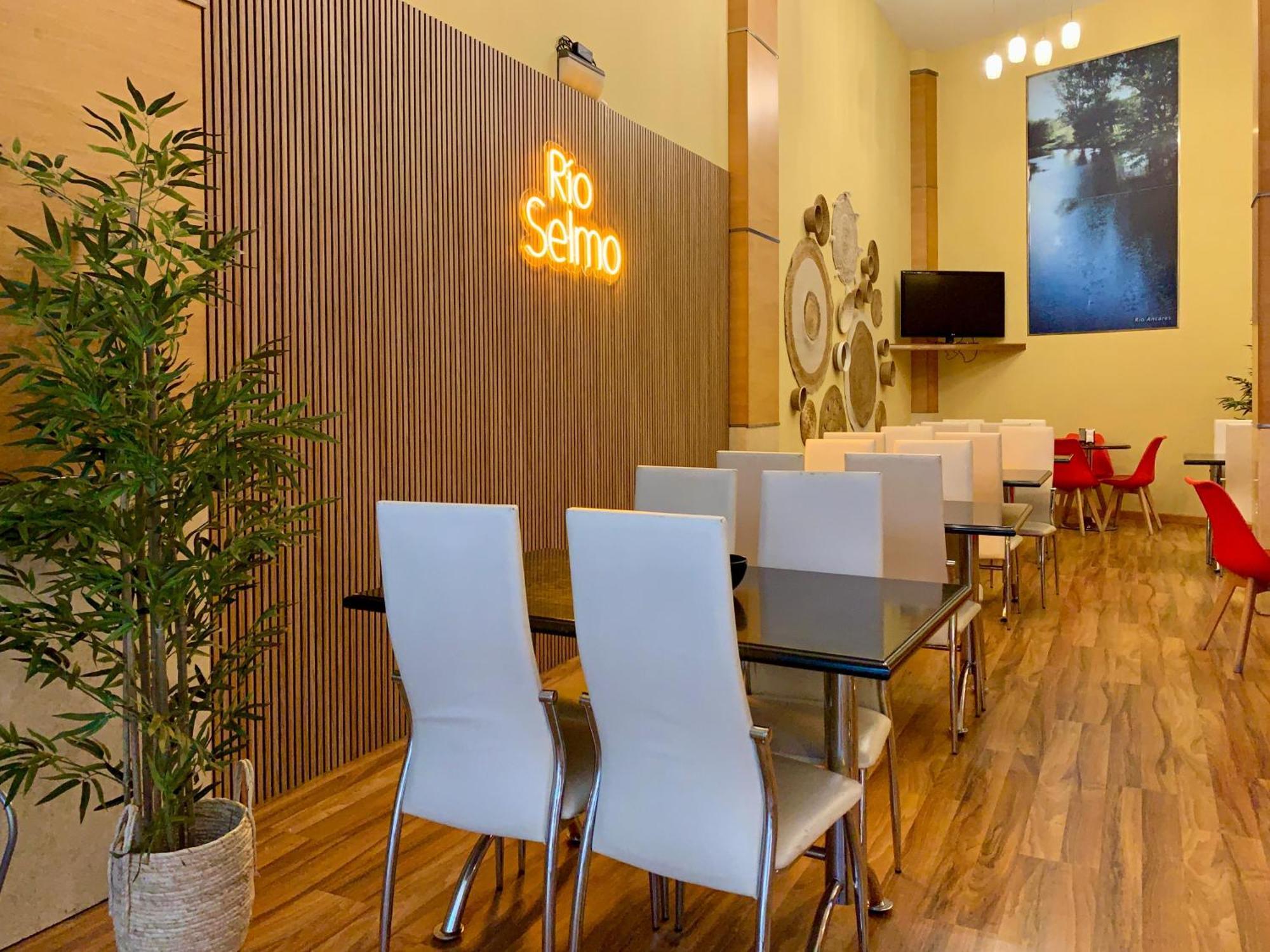 Hostal Rio Selmo Ponferrada Exteriör bild
